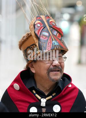 Earl Stephen's (der den Nisga'a-Kulturnamen Chief Ni'is Joohl trägt), Teil der Delegation der Nisga'a-Nation, während sie sich während eines Besuchs im National Museum of Scotland in Edinburgh durch das Museum begeben, vor der Rückkehr des 11 Meter hohen Mahnmastes in das heutige British Columbia. Die Regierung von Nisga'a Lisims (NLG) und die National Museums Scotland (NMS) gaben letzten Monat bekannt, dass der Gedenkpfahl des Hauses Ni'isjoohl im September in das Nass Valley zurückkehren wird. Bilddatum: Montag, 28. August 2023. Stockfoto