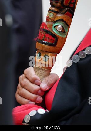 Die Delegation der Nisga'a-Nation macht sich auf den Weg durch das Museum während eines Besuchs im National Museum of Scotland in Edinburgh, bevor der 11 Meter hohe Gedenkpfahl in das heutige British Columbia zurückkehrt. Die Regierung von Nisga'a Lisims (NLG) und die National Museums Scotland (NMS) gaben letzten Monat bekannt, dass der Gedenkpfahl des Hauses Ni'isjoohl im September in das Nass Valley zurückkehren wird. Bilddatum: Montag, 28. August 2023. Stockfoto