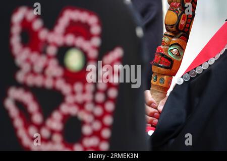 Die Delegation der Nisga'a-Nation macht sich auf den Weg durch das Museum während eines Besuchs im National Museum of Scotland in Edinburgh, bevor der 11 Meter hohe Gedenkpfahl in das heutige British Columbia zurückkehrt. Die Regierung von Nisga'a Lisims (NLG) und die National Museums Scotland (NMS) gaben letzten Monat bekannt, dass der Gedenkpfahl des Hauses Ni'isjoohl im September in das Nass Valley zurückkehren wird. Bilddatum: Montag, 28. August 2023. Stockfoto