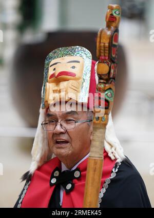 Die Delegation der Nisga'a-Nation macht sich auf den Weg durch das Museum während eines Besuchs im National Museum of Scotland in Edinburgh, bevor der 11 Meter hohe Gedenkpfahl in das heutige British Columbia zurückkehrt. Die Regierung von Nisga'a Lisims (NLG) und die National Museums Scotland (NMS) gaben letzten Monat bekannt, dass der Gedenkpfahl des Hauses Ni'isjoohl im September in das Nass Valley zurückkehren wird. Bilddatum: Montag, 28. August 2023. Stockfoto