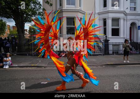 Notting Hill London Großbritannien. 28 . August 2023 . Ein Teilnehmer an gefiederten Kostümen, der die Vögel der Tropen repräsentiert, nimmt an der Karnevalsparade Teil . Der Notting Hill Carnival ist Europas größtes Straßenfest, das die karibische Kultur feiert. Es wird erwartet, dass mehr als 1 Million nachtschwärmer am Bankfeiertag am montag angezogen werden. Credit amer ghazzal/Alamy Live News Stockfoto