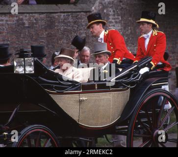 Die Königin und der Herzog von Edinburgh, die am 16. Juni 2005 in Royal Ascot in York ankamen Foto des Henshaw Archivs Stockfoto