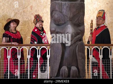 Earl Stephen's, zweite Linke (der den Kulturnamen Nisga'a Chief Ni'is Joohl trägt) mit Pamela Brown(L), während sie sich den Delegierten aus der Nisga'a-Nation neben dem 11 Meter hohen Gedenkpfahl anschließen, während sie das National Museum of Scotland in Edinburgh besuchen, vor der Rückkehr des 11 Meter hohen Mahnmastes in das heutige British Columbia. Die Regierung von Nisga'a Lisims (NLG) und die National Museums Scotland (NMS) gaben letzten Monat bekannt, dass der Gedenkpfahl des Hauses Ni'isjoohl im September in das Nass Valley zurückkehren wird. Bilddatum: Montag, 28. August 2023. Stockfoto