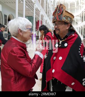 Earl Stephen's (der den kulturellen Namen Nisga'a Chief Ni'is Joohl trägt) mit Mary Duncan, Kanadas Ehrenkonsole in Schottland während eines Besuchs im National Museum of Scotland in Edinburgh, bevor der 11 Meter hohe Gedenkpfahl in das heutige British Columbia zurückkehrt. Die Regierung von Nisga'a Lisims (NLG) und die National Museums Scotland (NMS) gaben letzten Monat bekannt, dass der Gedenkpfahl des Hauses Ni'isjoohl im September in das Nass Valley zurückkehren wird. Bilddatum: Montag, 28. August 2023. Stockfoto