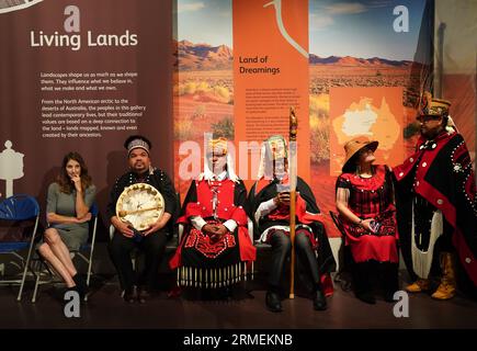 Die Delegation der Nisga'a-Nation nimmt bei einem Besuch des National Museum of Scotland in Edinburgh Platz, bevor der 11 Meter hohe Gedenkpfahl in das heutige British Columbia zurückkehrt. Die Regierung von Nisga'a Lisims (NLG) und die National Museums Scotland (NMS) gaben letzten Monat bekannt, dass der Gedenkpfahl des Hauses Ni'isjoohl im September in das Nass Valley zurückkehren wird. Bilddatum: Montag, 28. August 2023. Stockfoto