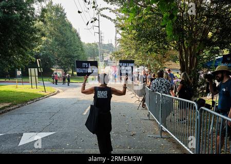 ATLANTA, GA. 24. AUGUST 2023 - Gegner des ehemaligen Präsidenten DONALD TRUMP demonstrieren während der Versammlung von Anhängern und Gegnern seiner Ankunft außerhalb des Fulton County Gefängnisses, wo er sich heute Nachmittag ins Gefängnis stellen und seinen Becher zum ersten Mal schießen lassen soll. Kredit: Carlos Escalona/CNP Stockfoto