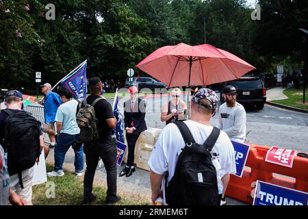 ATLANTA, GA. 24. AUGUST 2023 - Unterstützer des ehemaligen US-Präsidenten Donald J. Trump treffen sich vor dem Gefängnis von Fulton County in Atlanta, Georgia, wo er sich am Nachmittag im Gefängnis ergeben soll und am 24. August 2023 zum ersten Mal seinen Schuss schießen lassen wird. Kredit: Carlos Escalona/CNP Stockfoto