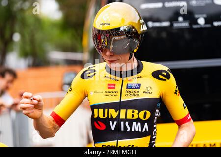 Barcelona, Spanien. 26. August 2023. Jonas Vingegaard aus Dänemark und Team Jumbo-Visma wird während der Vorbetrachtungen der 78. Tour of Spain 2023, Stage 1, einer 14,8km langen Mannschaftszeitphase von Barcelona nach Barcelona am 26. August 2023 in Barcelona, Spanien, abgebildet. Siu Wu. Quelle: dpa/Alamy Live News Stockfoto