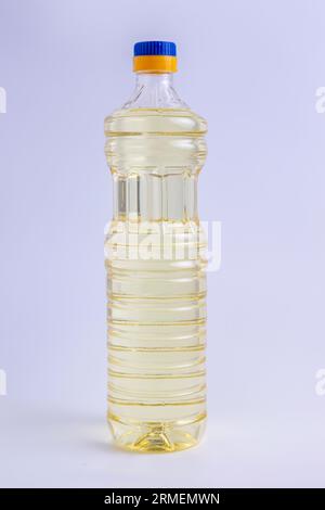 Flasche Sonnenblumenöl auf weiß. Stockfoto