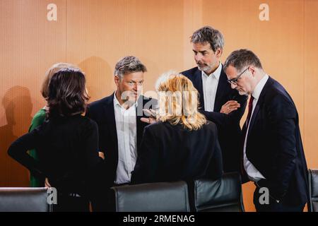 (LR) Annalena Baerbock (Allianz 90/die Grünen), Bundesaußenministerin Lisa Paus (Allianz 90/die Grünen), Bundesministerin für Familie, Senioren, Frauen und Jugend, Robert Habeck (Allianz 90/die Grünen), Bundesministerin für Wirtschaft und Klimaschutz und Vizekanzlerin Steffi Lemke (Bündnis 90/die Grünen), Bundesministerin für Umwelt, Naturschutz, nukleare Sicherheit und Verbraucherschutz, Regierungssprecher Steffen Hebestreit, und Wolfgang Schmidt (SPD), Leiter des Bundeskanzleramtes, nahmen an der wöchentlichen Kabinettssitzung in Berlin 08/2 Teil Stockfoto