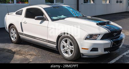 Ein gebrauchtes, zweifarbiges Ford Mustang Coupé zum Verkauf bei einem Händler in Warren, Pennsylvania, USA Stockfoto