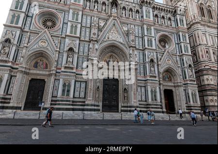 Die Fassade des riesigen Komplexes von Santa Maria del Fiore (Kathedrale von Florenz) ist das Symbol von Florenz auf der Piazza del Duomo in Florenz in der Tusca Stockfoto