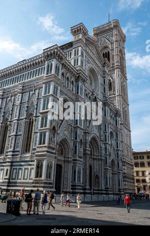 Die Fassade des riesigen Komplexes von Santa Maria del Fiore (Kathedrale von Florenz) ist das Symbol von Florenz auf der Piazza del Duomo in Florenz in der Tusca Stockfoto