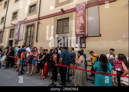 Lange Warteschlangen oder Warteschlangen von außen vor der Eröffnung in der Galleria dell'Accademia di Firenze oder der Galerie der Akademie von Florenz in Stockfoto