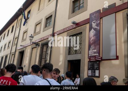 Lange Warteschlangen oder Warteschlangen von außen vor der Eröffnung in der Galleria dell'Accademia di Firenze oder der Galerie der Akademie von Florenz in Stockfoto