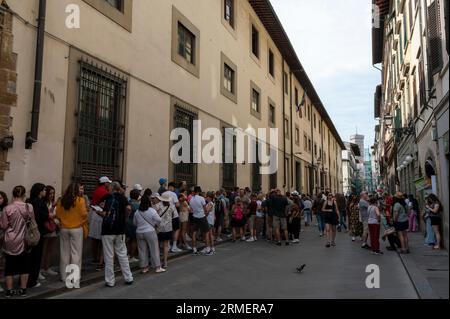 Lange Warteschlangen oder Warteschlangen von außen vor der Eröffnung in der Galleria dell'Accademia di Firenze oder der Galerie der Akademie von Florenz in Stockfoto