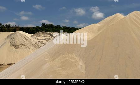 Sanddünen. Sauberer Sand, der von Steinen und anderen Gegenständen in der Sandfabrik gesiebt wird Stockfoto