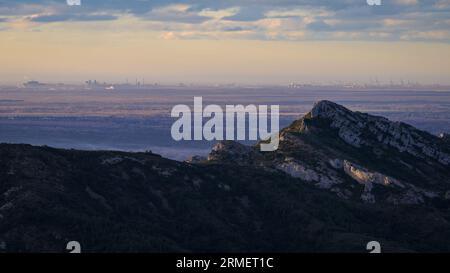 Sonnenaufgang auf den Alpilles (Provence, Frankreich) an einem teilweise bewölkten Tag im Frühjahr Stockfoto