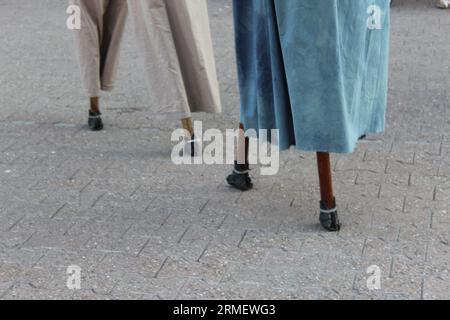 Stelzenläufer im Interetno-Festival Stockfoto