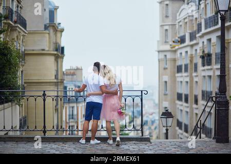 Romantisches Paar auf dem Montmartre in Paris, Frankreich Stockfoto