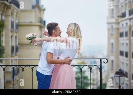 Romantisches Paar auf dem Montmartre in Paris, Frankreich Stockfoto