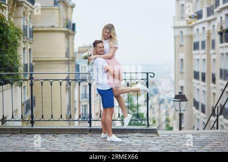Romantisches Paar auf dem Montmartre in Paris, Frankreich Stockfoto