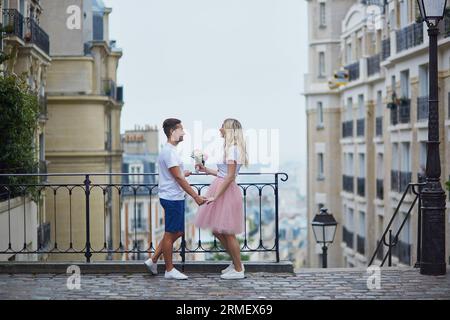 Romantisches Paar auf dem Montmartre in Paris, Frankreich Stockfoto