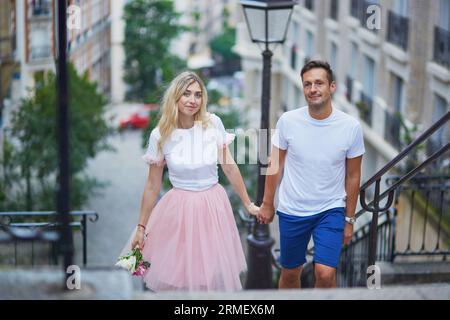 Romantisches Paar auf dem Montmartre in Paris, Frankreich Stockfoto