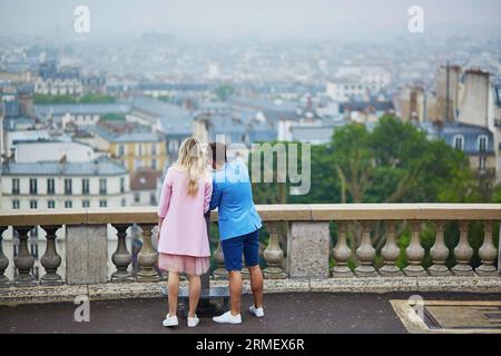 Romantisches Paar auf dem Montmartre in Paris, Frankreich Stockfoto