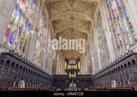 Cambridge, UK-22. Mai 2023: Blick aus dem Chor auf das Innere der King's College Chapel mit der Orgel in der Cambridge University, England. Mit der gre Stockfoto