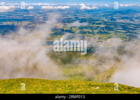 Schöner Blick aus der Luft auf Küssnacht, ein Dorf am Nordufer des Vierwaldstättersees, vom Gipfel des Rigi Kulm aus gesehen. Es ist auch ein Viertel und ein... Stockfoto