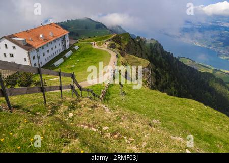 Besucher des Wanderweges Kulmweg auf dem Gipfel des Rigi Kulm, bewundern den malerischen Blick auf die bergige Landschaft von Central... Stockfoto