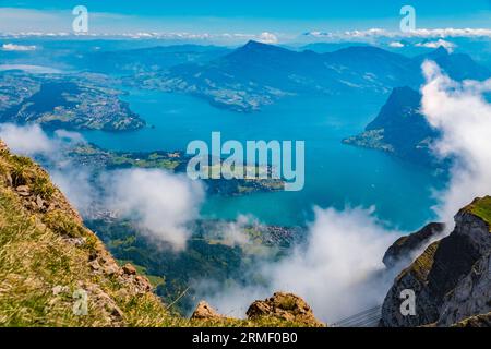 Malerischer Blick auf den Vierwaldstättersee vom Gipfel des Oberhauptes, einem der Gipfel des berühmten Pilatus. Der See im Zentrum... Stockfoto