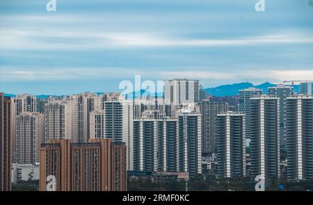 Chengdu, China - 28. August 2023: Chinas Immobilienmarkt, dargestellt durch Blöcke von neuen und alten Wohnhochhäusern Stockfoto