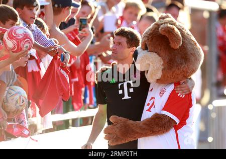 Rottach Egern, Deutschland. Juli 2023. firo : 15.07.2023, Fußball, 1. Liga, 1. Bundesliga, Saison 2023/2024, FC Bayern München, Trainingscamp, Training FC Bayern München, Thomas Müller, Maskottchen Berni, FC Bayern München, Bayern, FCB, München, halber Betrag, Kredit: dpa/Alamy Live News Stockfoto