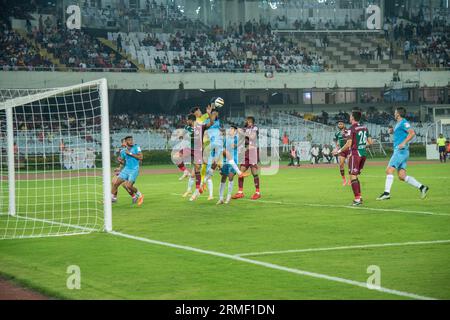 Kalkutta, Indien. 27. August 2023. Mohunbagan Super Giants erreicht das Durand-23-Fußballturnier im Halbfinale, indem er am 27. August 2023 im vierten Viertelfinale des VYBK (Vivekananda Yuva Bharti Krirangan), Salt Lake, Kolkata, mit 3-1 Margen gegen den FC Mumbai City schlägt. Jason Cummings(P), Manvir Singh und Anwar Ali erzielten die Siegertreffer für Mohunbagan, während Jorge Pereyra Diaz den Trost für Mumbai City FC erzielte (Foto: Amlan Biswas/Pacific Press/SIPA USA) Credit: SIPA USA/Alamy Live News Stockfoto