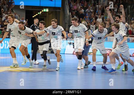 firo: 23/2023 1. Bundesliga-Handball-Supercup-Endspiel Männer THW Kiel - Rhein Neckar Lowen. Jubelteam THW nach dem Sieg Stockfoto
