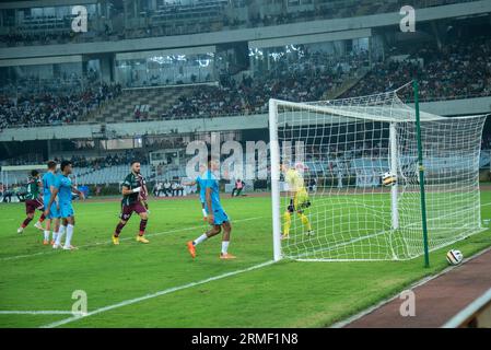 Kalkutta, Indien. 27. August 2023. Mohunbagan Super Giants erreicht das Durand-23-Fußballturnier im Halbfinale, indem er am 27. August 2023 im vierten Viertelfinale des VYBK (Vivekananda Yuva Bharti Krirangan), Salt Lake, Kolkata, mit 3-1 Margen gegen den FC Mumbai City schlägt. Jason Cummings(P), Manvir Singh und Anwar Ali erzielten die Siegertreffer für Mohunbagan, während Jorge Pereyra Diaz den Trost für Mumbai City FC erzielte. (Foto: Amlan Biswas/Pacific Press/SIPA USA) Credit: SIPA USA/Alamy Live News Stockfoto