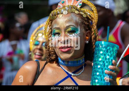 London, Vereinigtes Königreich. August 28 2023. Teilnehmer an der Notting Hill Carnival Feier in West London. Credit: Tayfun Salci / Alamy Live News Stockfoto