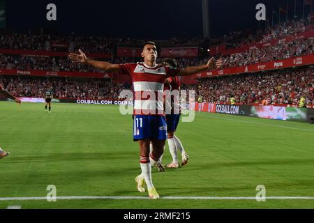 Granada, Spanien. 26. August 2023. Myrto Uzuni von Granada CF feiert sein Tor beim Ligaspiel zwischen Granada CF und RCD Mallorca im Nuevo Los Carmenes Stadium am 26. August 2023 in Granada, Spanien. (Foto: José M. Baldomero/Pacific Press/SIPA USA) Credit: SIPA USA/Alamy Live News Stockfoto