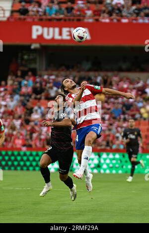 Ignasi Miquel von Granada CF tritt am 26. August 2023 im Nuevo Los Carmenes Stadium in Granada, Spanien, gegen Abdon Prats von RCD Mallorca an. (Foto: José M. Baldomero/Pacific Press/SIPA USA) Stockfoto