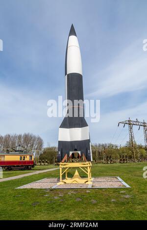 Peenemuende, Deutschland - 17. April 2014: Deutsche WW2 V2-Rakete in Peenemuende, Deutschland. Ab 1943 wurden große Mengen der Rakete manuell bearbeitet Stockfoto