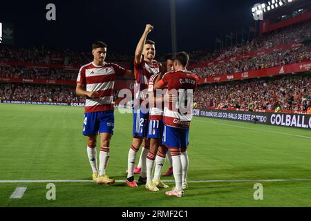 Granada, Spanien. 26. August 2023. Spieler von Granada CF feiern ein Tor beim Ligaspiel zwischen Granada CF und RCD Mallorca im Nuevo Los Carmenes Stadium am 26. August 2023 in Granada, Spanien. (Foto: José M. Baldomero/Pacific Press/SIPA USA) Credit: SIPA USA/Alamy Live News Stockfoto