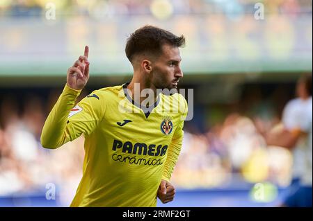 Villareal, Spanien. 27. August 2023. Alex Baena von Villarreal CF feiert ein Tor während der regulären 3. Runde der La Liga EA Sport zwischen Villareal CF und FC Barcelona im Ceramica Stadion. Villareal CF 3 : 4 FC Barcelona. Quelle: SOPA Images Limited/Alamy Live News Stockfoto