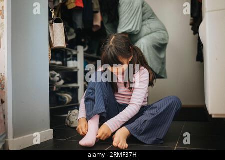 Mutter und Tochter machen sich bereit, auszugehen Stockfoto