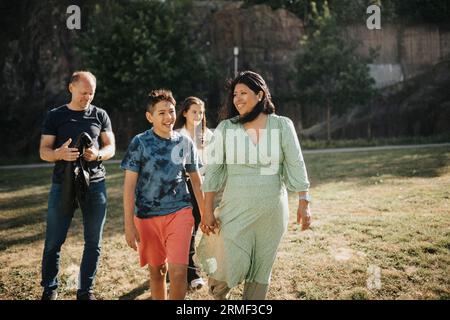 Glückliche Familie, die sich im Sommer im Park entspannen kann Stockfoto