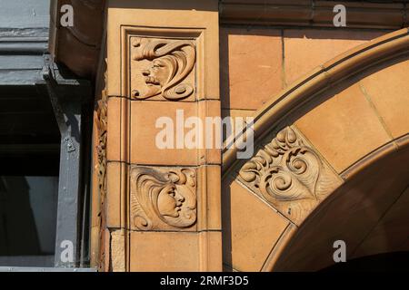 Nahaufnahme von Details an der Fassade des Great Yarmouth Hippodrome mit Terrakottafliesen und Jugendstildesigns. Stockfoto