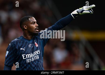 Mike Maignan vom AC Mailand macht Gesten während des Serie-A-Fußballspiels zwischen AC Mailand und Torino FC. Stockfoto