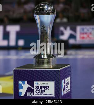 firo: 23/2023 1. Bundesliga-Handball-Supercup-Endspiel Männer THW Kiel - Rhein Neckar Lowen. DHB Cup, Trophäe, ausgeschnitten Stockfoto