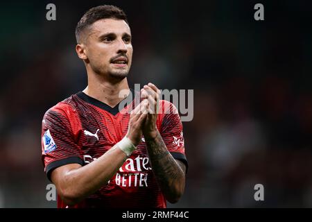 Rade Krunic vom AC Mailand feiert den Sieg am Ende des Fußballspiels der Serie A zwischen AC Mailand und Torino FC. Stockfoto